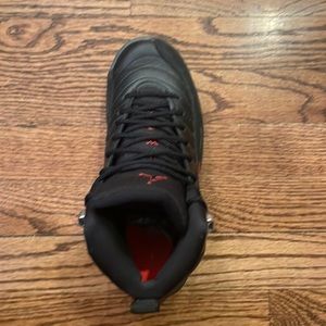 Jordans size 5y. Black. Gently worn.